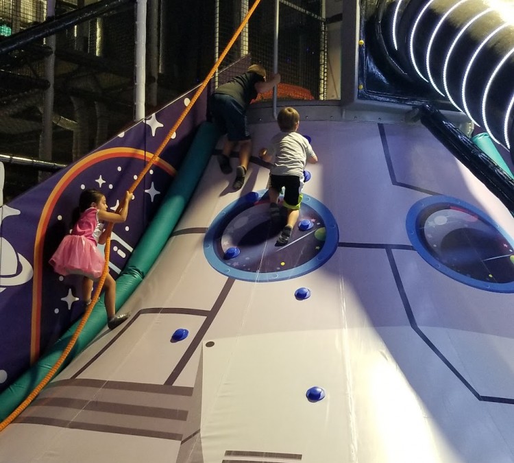 climb-up-a-spaceship-with-a-rope-photo